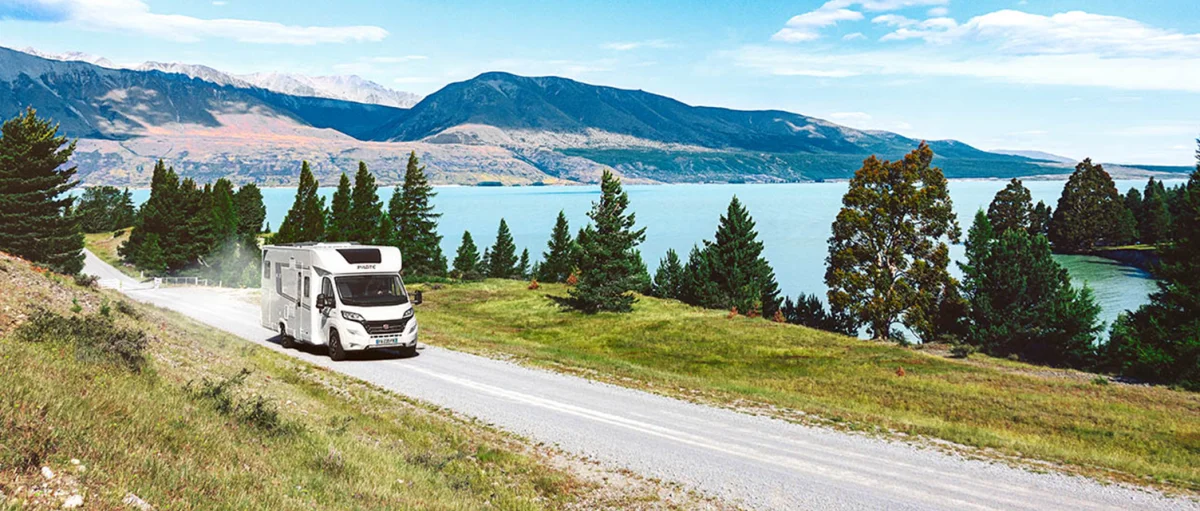 Wohnmobil auf einer Straße