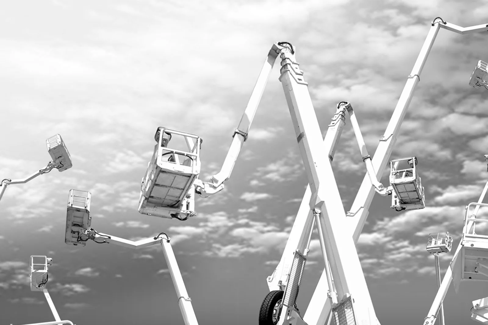 Arbeitsbühnen vor Himmel