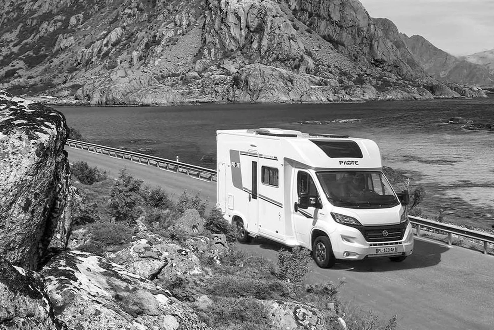 Wohnmobil auf einer Straße